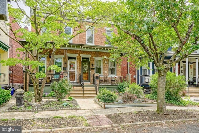 Building Photo - 6 E Collings Ave