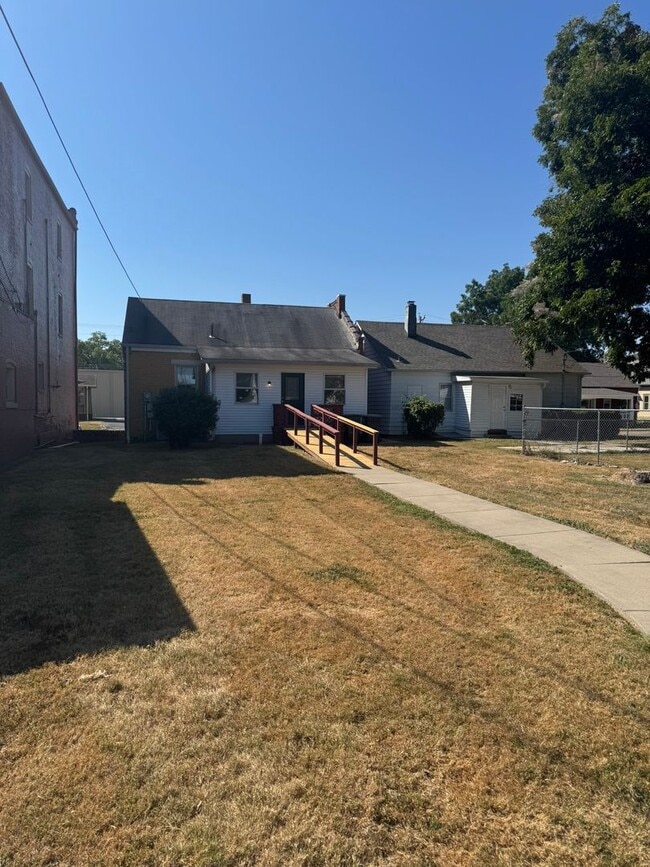 Building Photo - Available now 2 bed/1 bath