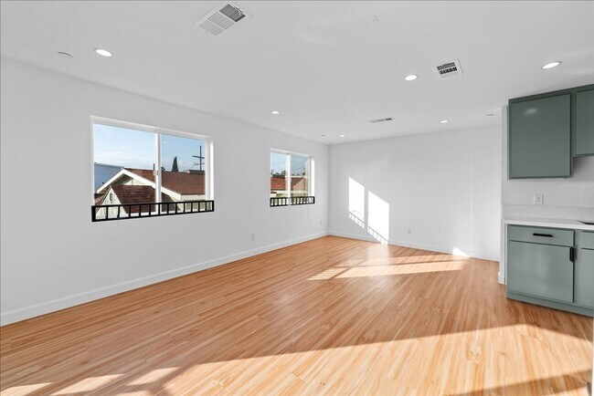 Building Photo - Modern Three Story Apartment!