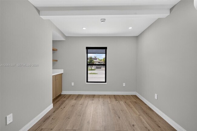 Building Photo - 1011 NW 30th Ct