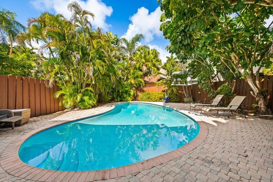 Building Photo - 219 NE 17th Ave