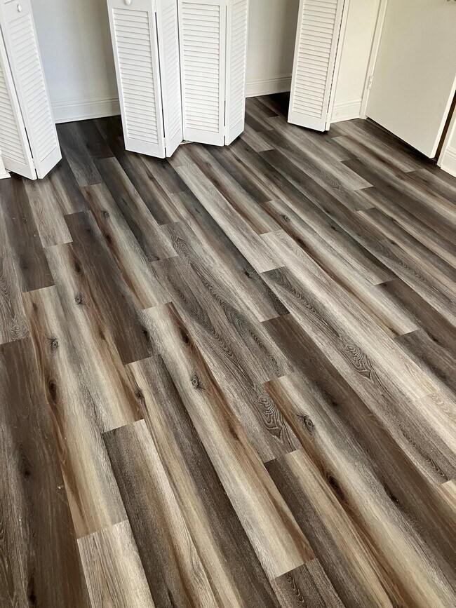 Building Photo - 1515 Lake Crystal Dr