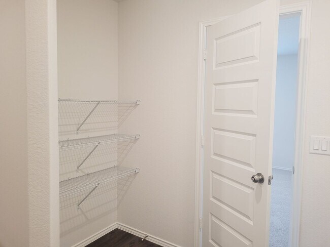 Building Photo - "Like New" 1-story | 4 bedroom | 2 bath home on quiet cul-de-sac with no neighbors behind in tran...