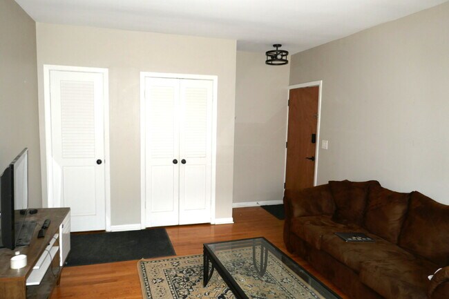 Building Photo - 2 Bedroom 1 bath in Oak Park