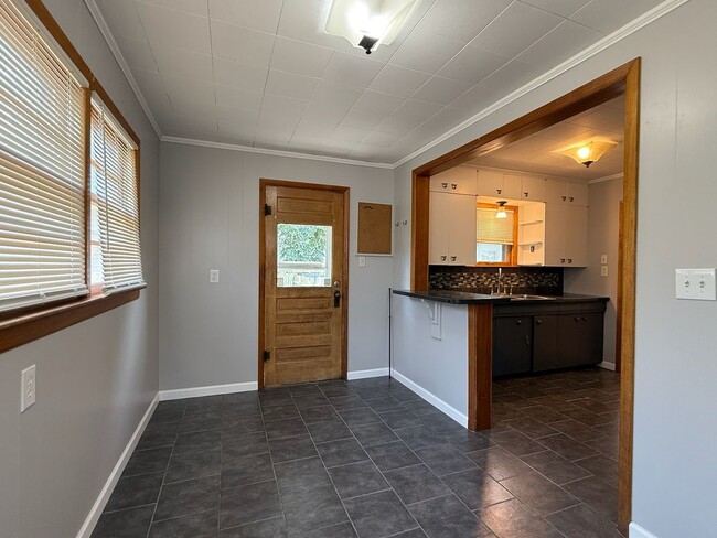 Building Photo - 3 bedroom 1 bath near downtown