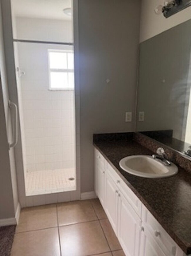 Building Photo - Three Bedroom Two bath