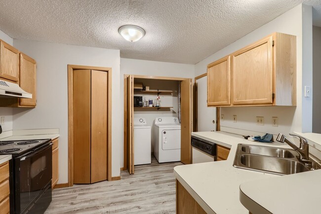 Building Photo - Blaine Townhome