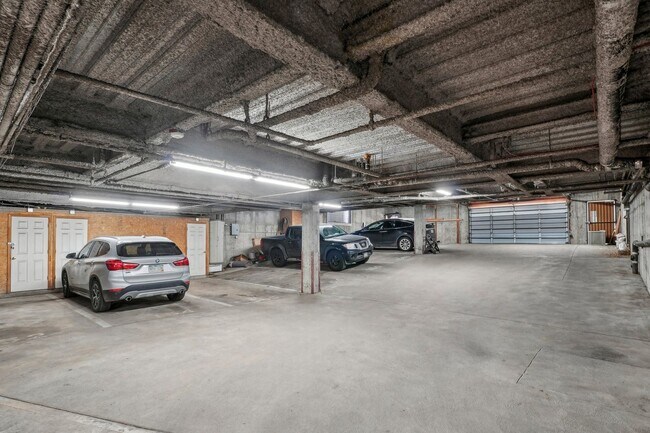 Building Photo - HALF MONTH RENT FREE!!!! GORGEOUS Brick To...