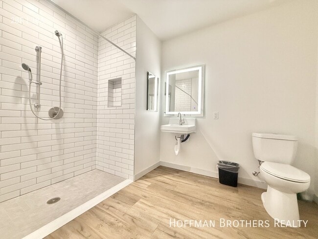 Building Photo - 1240 Magnolia Ave