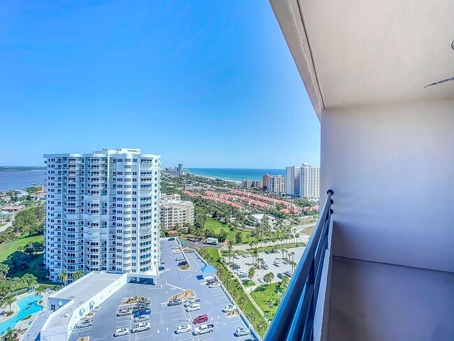 Building Photo - Stunning Penthouse Rental with Intracoasta...