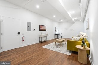 Building Photo - 240 Hermitage St