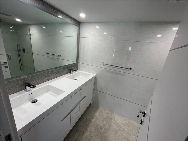 Building Photo - 3500 Galt Ocean Dr