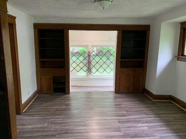 Building Photo - Comfortable 3-Bed on E 108th in Union-Mile...