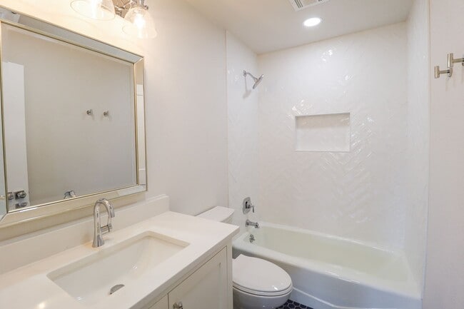 Building Photo - 4 Bed | 3 Bath on Keystone Lake!