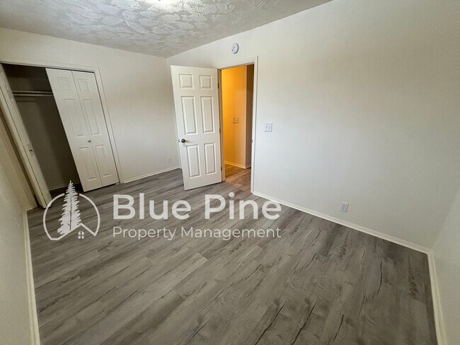 Building Photo - 1464 Falcon Dr