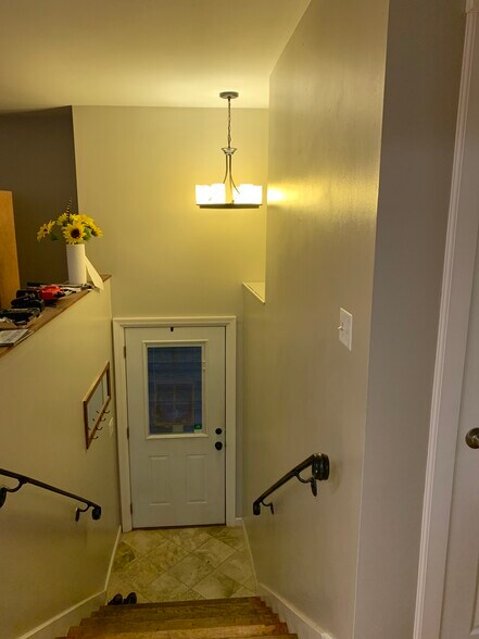 Building Photo - 467 Troy Rd