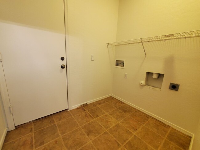 Building Photo - LAVEEN VILLAGE BEAUTIFUL 3 BEDROOMS PLUS D...