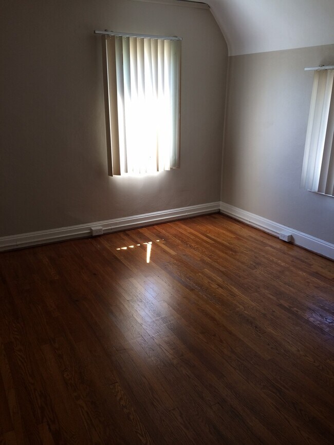 Building Photo - Charming, Classic 3 BR Brick Close to LeMo...