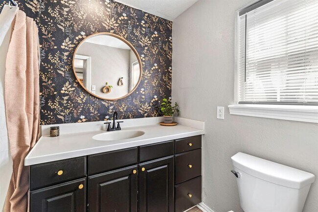 Building Photo - 11004 Elm St