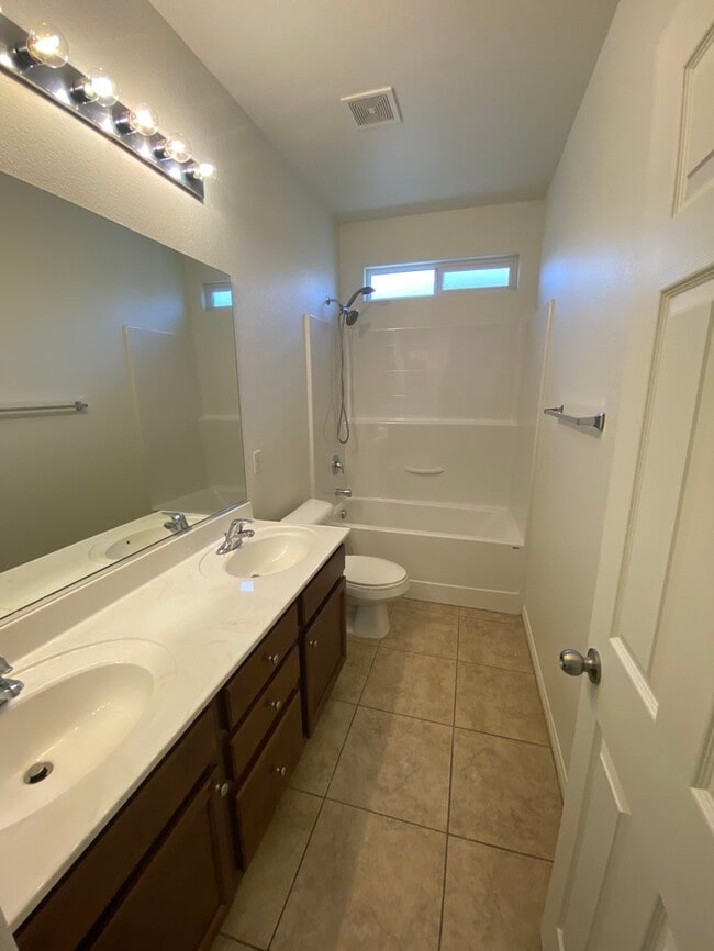 Building Photo - Spacious Single Story 3- Bedroom Home!