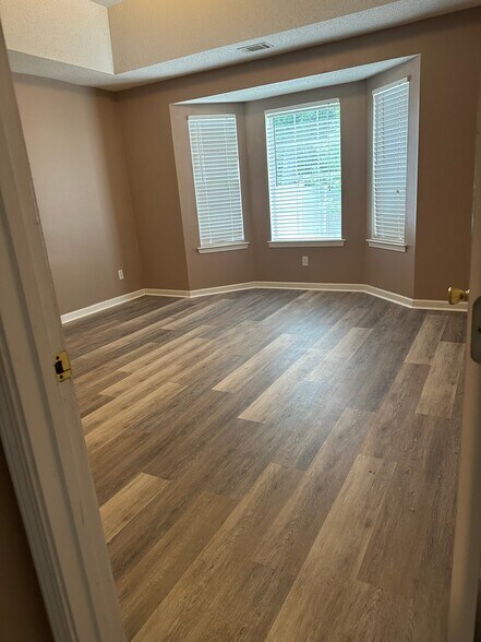 Building Photo - 460 Live Oak Walk