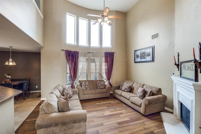 Building Photo - 917 Ozark Dr