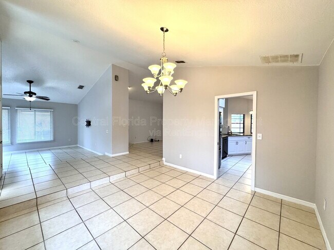 Building Photo - 721 Endeavour Dr S