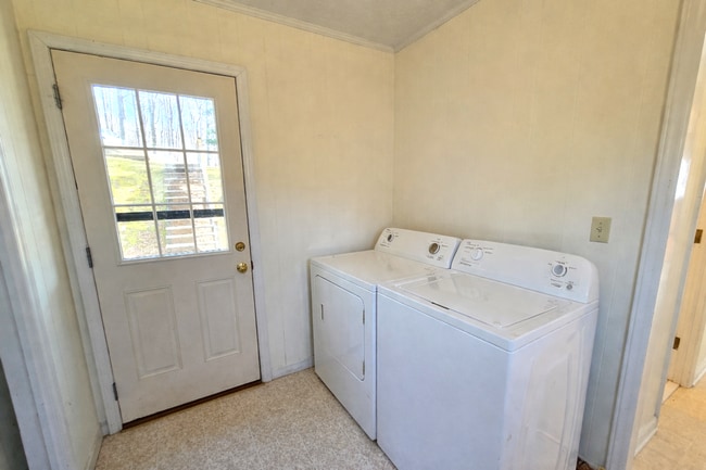 Building Photo - Light-Filled 3BR Home with Wraparound Deck, Convenient to Town