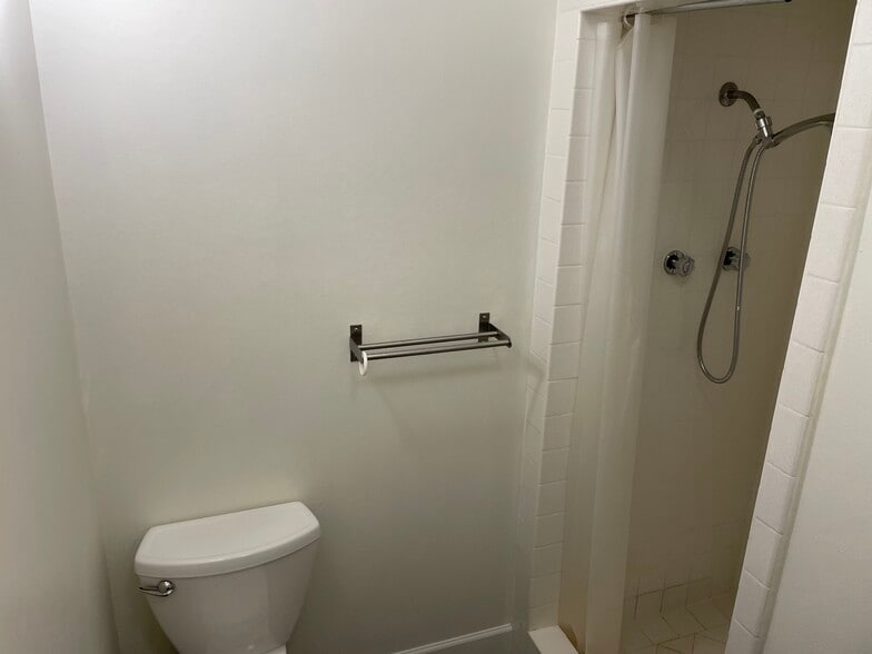 Shower - 635 Irving St