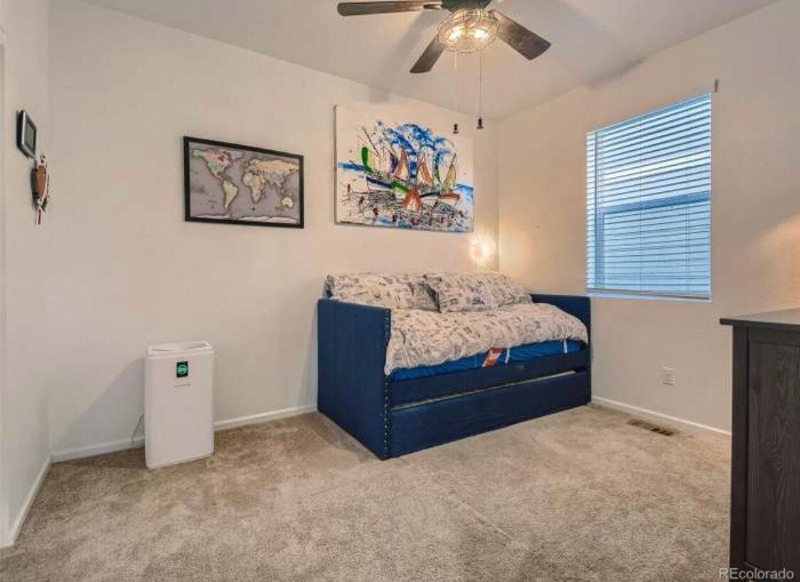 Middle room - 9260 Rifle St