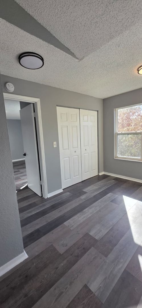 Building Photo - Beautiful 2-Bedroom Condo in Gated Venetia...