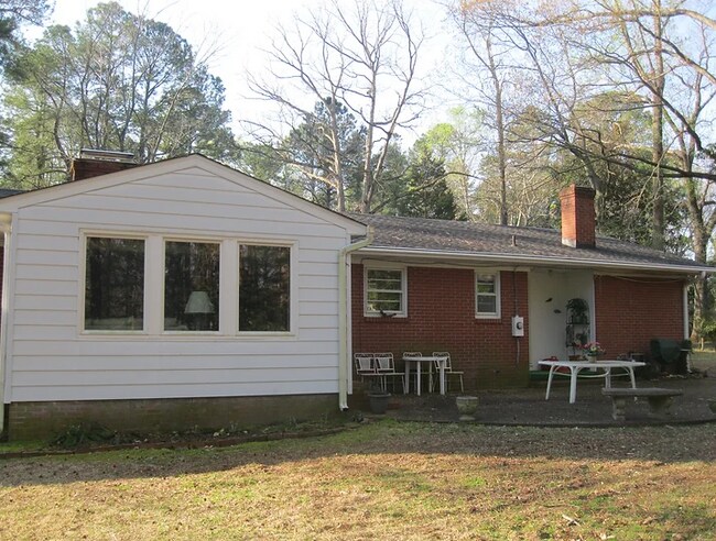 Building Photo - 207 Mill Neck Rd