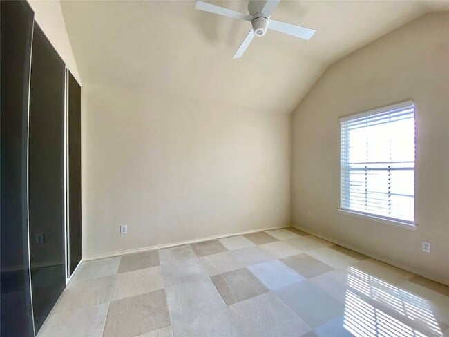 Building Photo - 1420 Hudspeth Dr