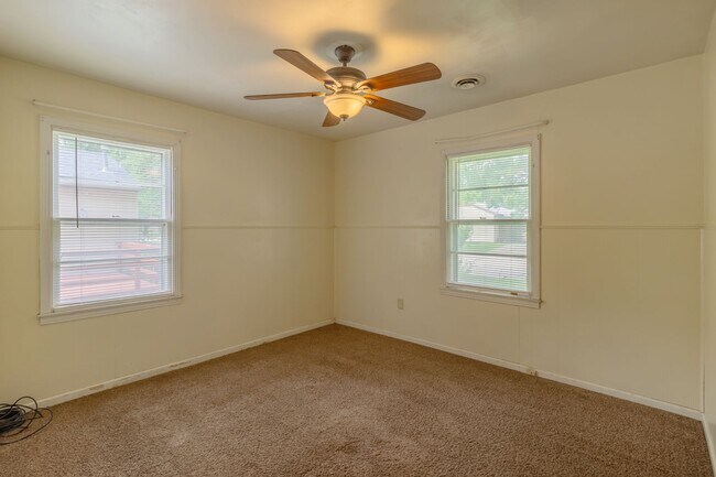 Building Photo - Cozy House With Great Yard Space!
