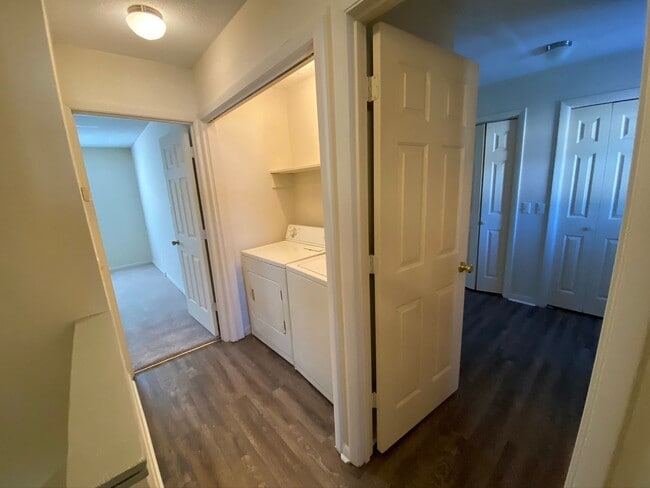 Building Photo - 201 Westbrooke Court #11 (Westbrooke Townhomes)