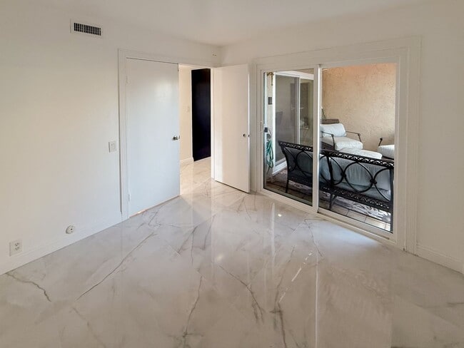 Building Photo - Renovated 3 Bedroom, 2 Bath Townhome with ...