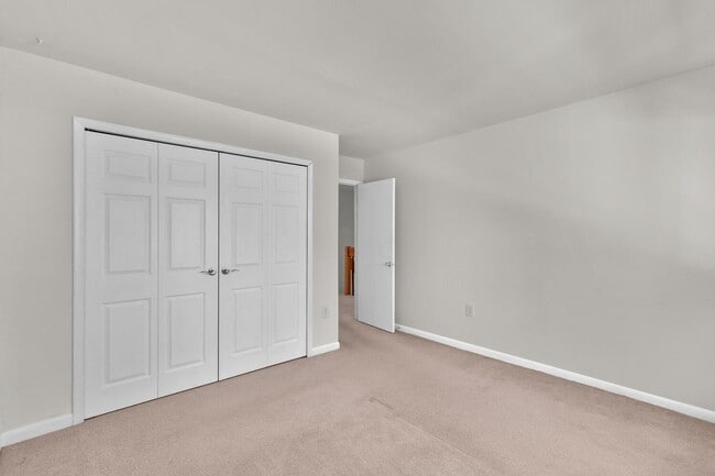 Building Photo - Updated 1800+ sq/ft 3 bdrm 2.5 bath end unit townhome