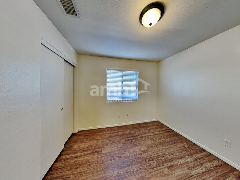 Building Photo - 10781 W Del Rio Ln