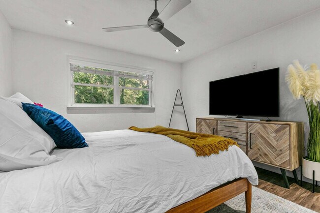 Building Photo - 2821 NW 4th Ln