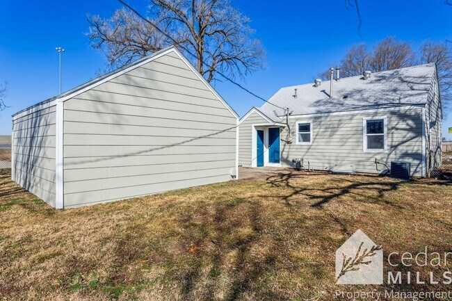 Building Photo - 1703 E Looman St