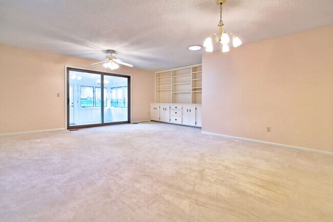 Building Photo - 2 Bedroom Condo On Holland's South Side