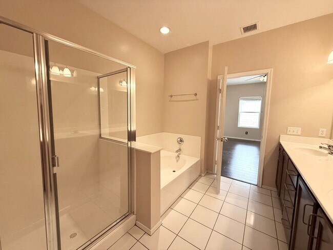 Building Photo - Amazing townhome in Quailwood