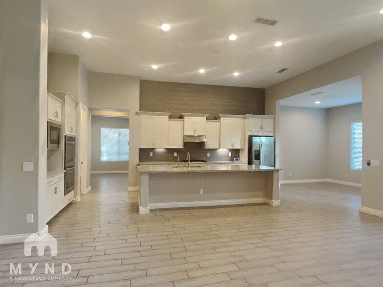 Building Photo - 3690 E Alfalfa Dr