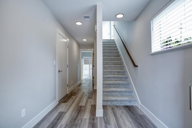 Building Photo - 1711 SE Ramona St