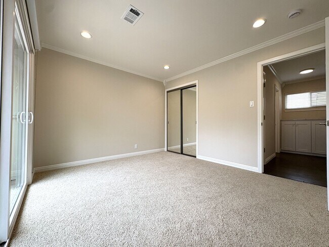 Building Photo - Updated 2 bedroom with in unit washer, dry...