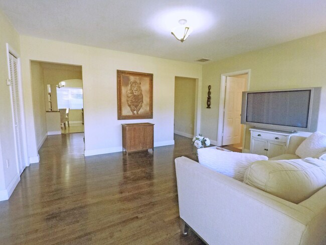 Building Photo - 2932 SW 12th St