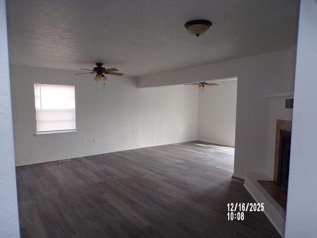 Building Photo - Great home located close to shopping and restaurants