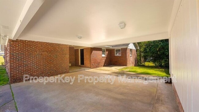 Building Photo - 4924 Roxbury Dr