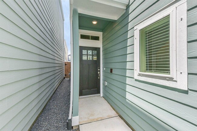Building Photo - 583 Avisa Dr