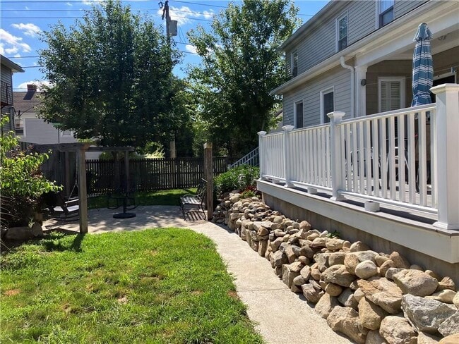 Building Photo - 52 Manning St